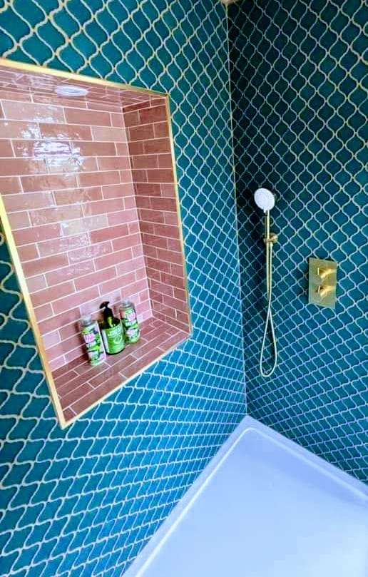 Example of a neatly organised shower niche with toiletries